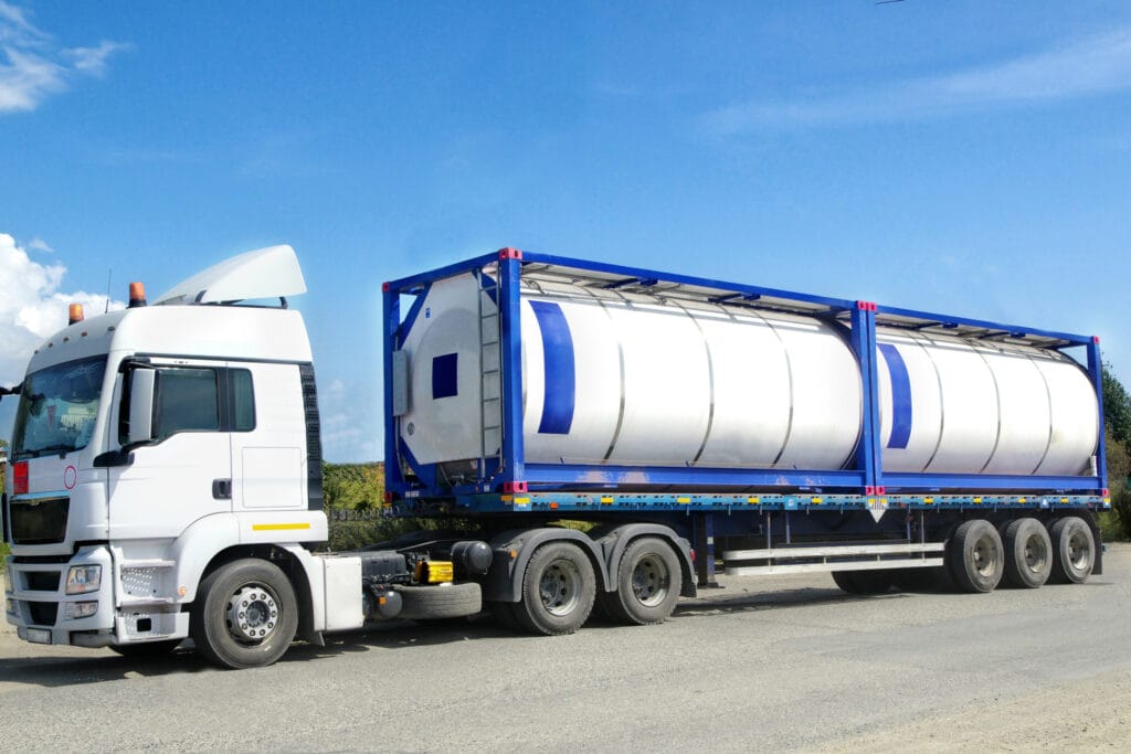 2 Tankcontainer zum Mieten auf einem LKW