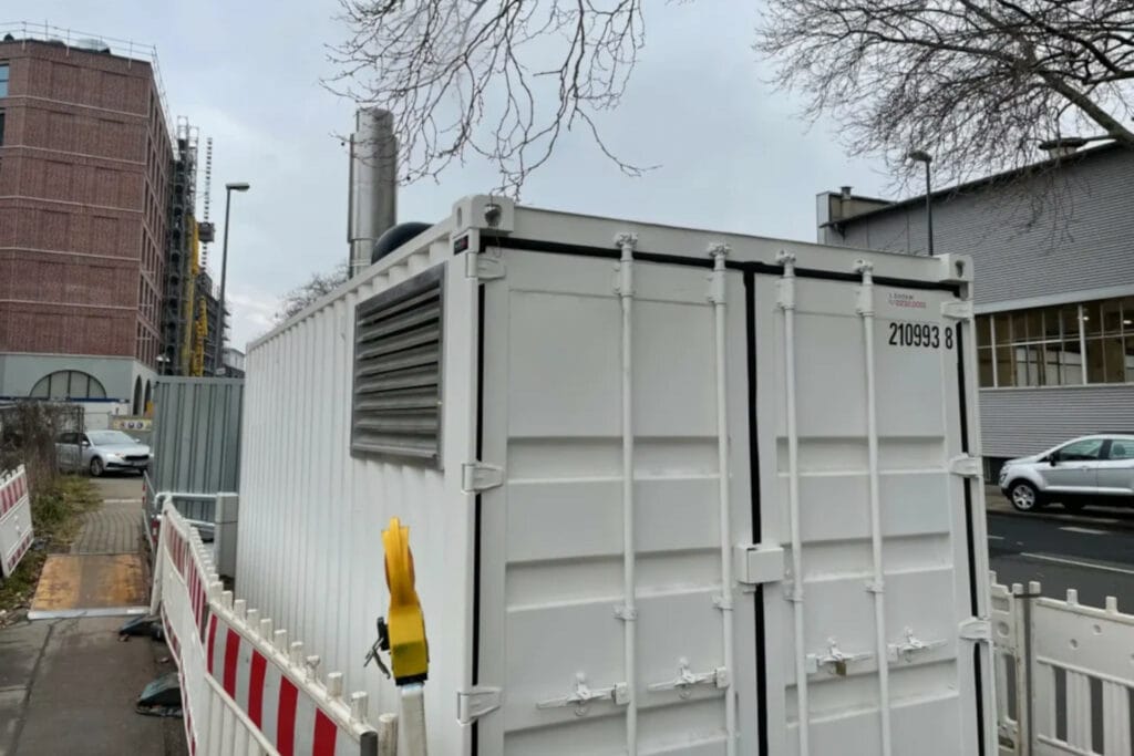 Heizcontainer mit 1.500 kW auf einer Straße