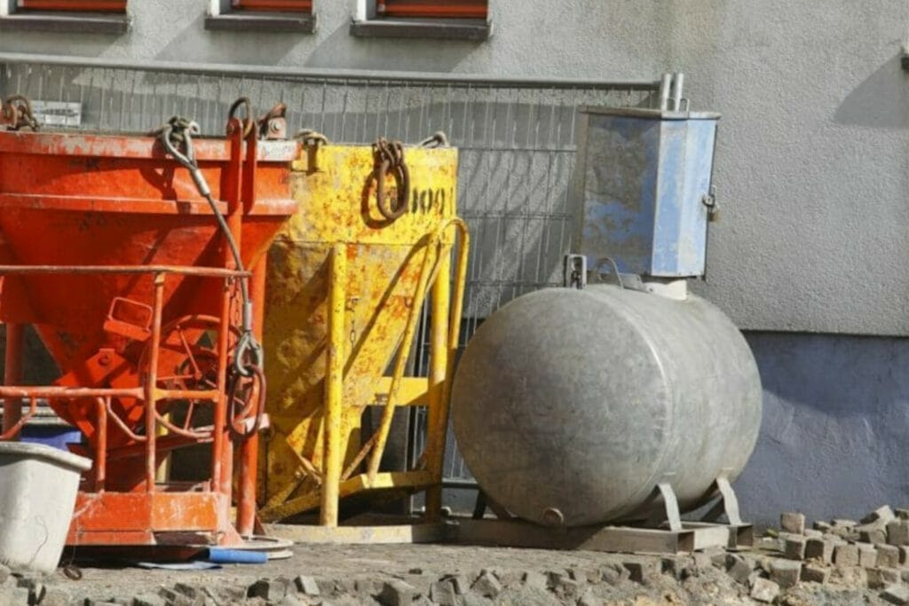 Mobiler Heizöltank für Heizcontainer auf einer Baustelle