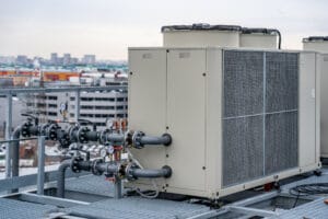 Chiller zur Industriekühlung auf einem Hallendach